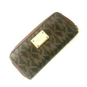 ⬇️!!! Michael Kors Logo Wallet